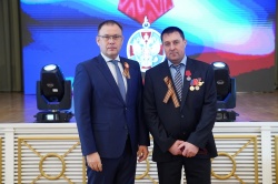 В преддверии Дня весны и труда кузбассовцы отмечены федеральными и областными наградами